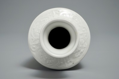 A Chinese relief-decorated blanc de Chine vase, 19/20th C.